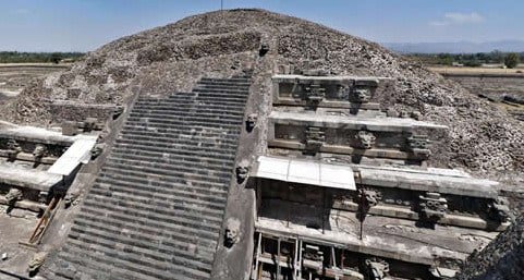 piramide de quetzalcoatl en Teotihuacán
