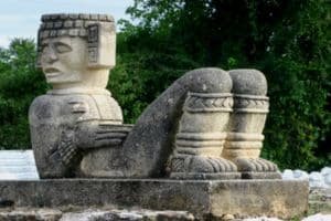 escultura de chac mool tolteca