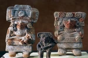 esculturas de figuras toltecas
