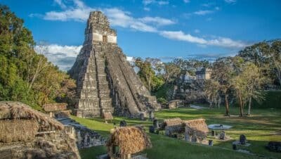 Tikal: La Ciudad Maya que Desafió el Tiempo y la Selva