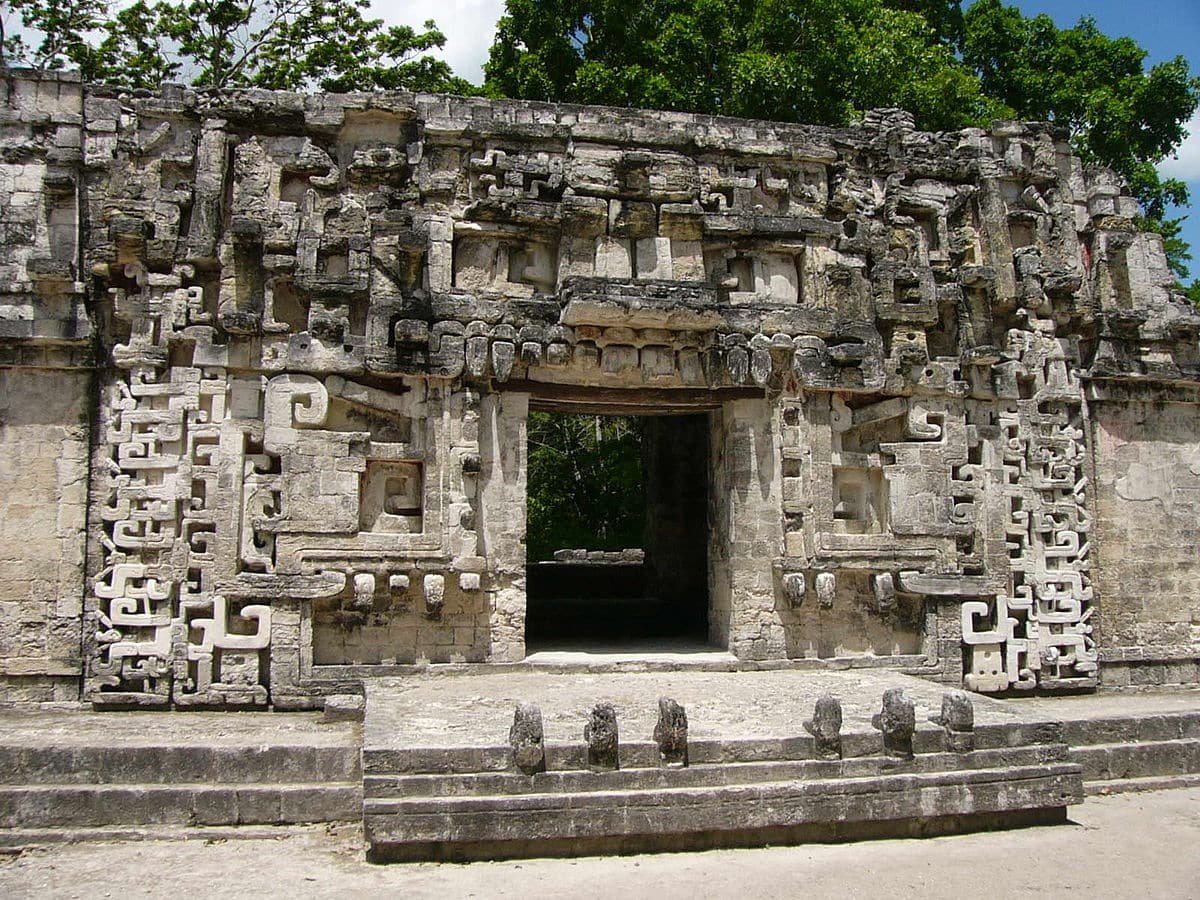 Descubre Chicanná: Un Tesoro de la Arquitectura Maya