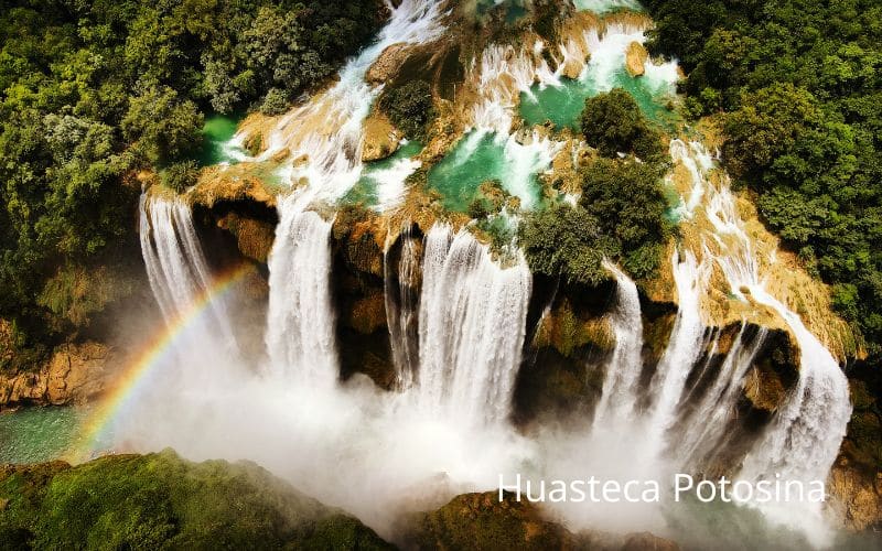 La Huasteca Potosina es un destino que encanta a los amantes de la naturaleza y la aventura. Sus paisajes de verdes intensos y aguas cristalinas 