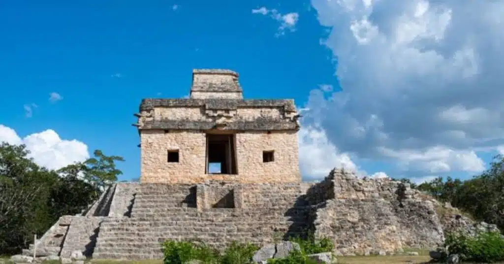 Dzibilchaltún: La Ciudad Maya del Templo de las Siete Muñecas