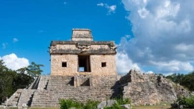 Dzibilchaltún: La Ciudad Maya del Templo de las Siete Muñecas