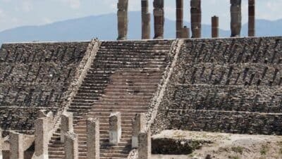 Los Toltecas: Expansión, Comercio y el Misterio de su Caída