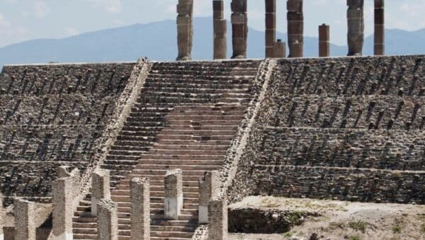 Los Toltecas: Expansión, Comercio y el Misterio de su Caída